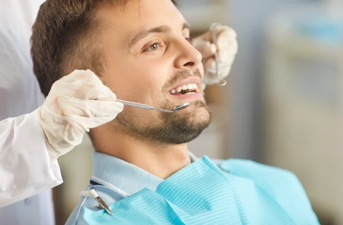 Homme ne train de se faire traiter les dents