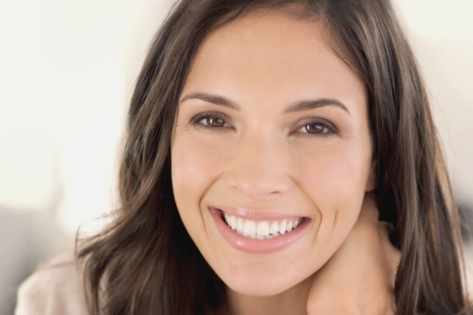 Femme avec des dents blanches et un joli sourire